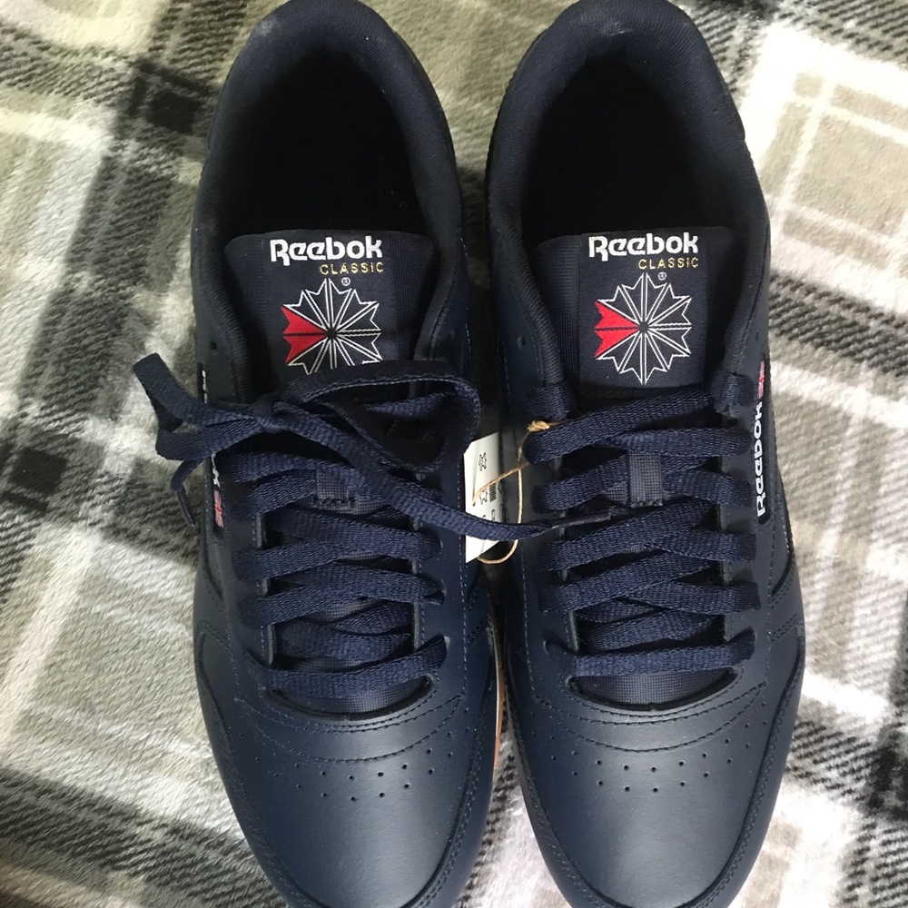 NWT. Reebok leather sneakers. Blue